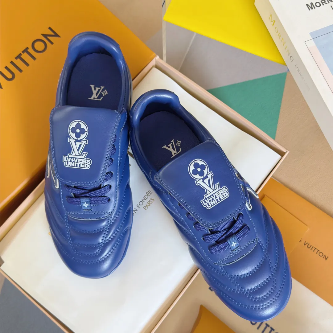 Top version: Couple model 640💰 LV Louis Vuitton L house Donkey brand latest Footprint series Couple model football sneakers casual running shoes original purchase development and production This Footprint Soccer sneaker was unveiled in the 2025 spring and summer series fashion show. It is the first sneaker designed by Pharrell Williams inspired by football shoes. The shoes are inspired by football, a sport that spans generations and cultures, echoing the 2025 spring and summer series fashion show's theme of unity and universal participation. The shoe is famous for its sleek design, with the dynamic IV Initials logo embellished on the side, the tongue embellished with the Lvers United badge inspired by the football team, and the foot pattern rubber sole decorated with multiple Louis Vuitton logos. Exquisitely packaged at the delivery counter🛍📦 ▪️Material: Original imported first-layer cowhide ▪️Lining: Original custom-made soft sheepskin lining ▪️Sole: Original open-molded two-color TPU combination sole ▪️Sole thickness: 3.5CM ▪️Size: Women’s 35-41 / Men’s 39-45